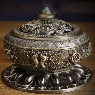 アンティークブロンズの亜鉛合金の香炉。蓮華と八宝の浮彫が見える。