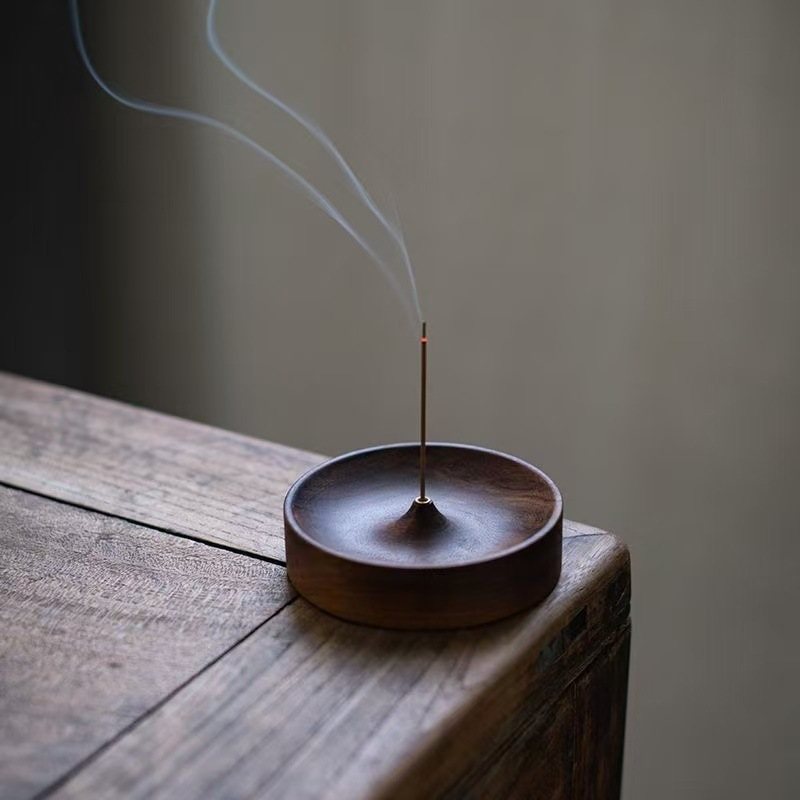 黒胡桃の香立て。中央に一つの穴を開けた、ろくろ挽きの円盤。